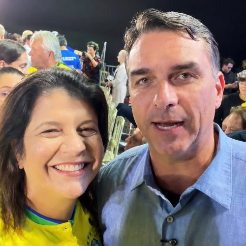 Ao lado de Flávio Bolsonaro em Brasília, Carla Dickson comemora confirmação da candidatura de Michelle Bolsonaro ao Senado Federal