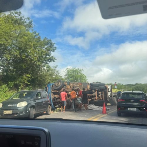 Caminhão carregado de milho tomba na BR-406 entre Taipu/RN e Poço Branco e carga é saqueada por populares