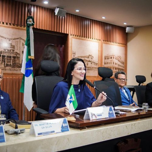 Camila faz tripla homenagem a lideranças da Assembleia de Deus em noite de festa na câmara