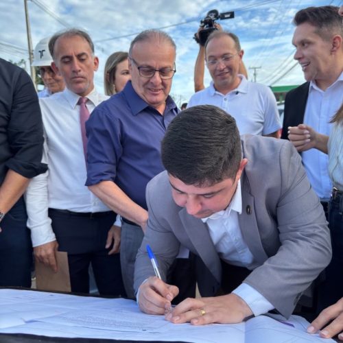 Daniel Santiago comemora assinatura da ordem de serviço da drenagem da Avenida Solange Nunes
