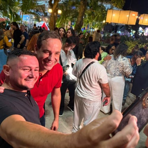 Cadu recebe carinho do povo de Martins na abertura do Festival Gastronômico e Cultural
