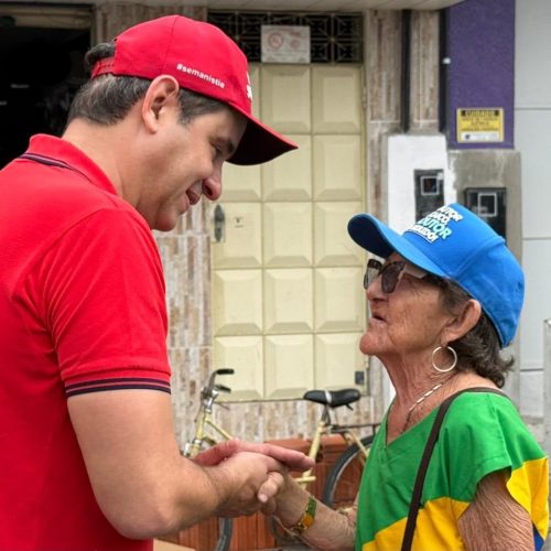 Cadu de Lula recebe carinho do povo seridoense em caminhada na Feira de Caicó