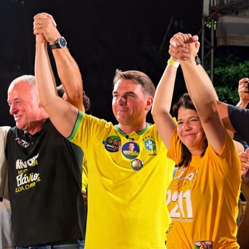 Ao lado de Flávio Bolsonaro, Carla Dickson ganha destaque absoluto na maior mobilização popular da história do RN