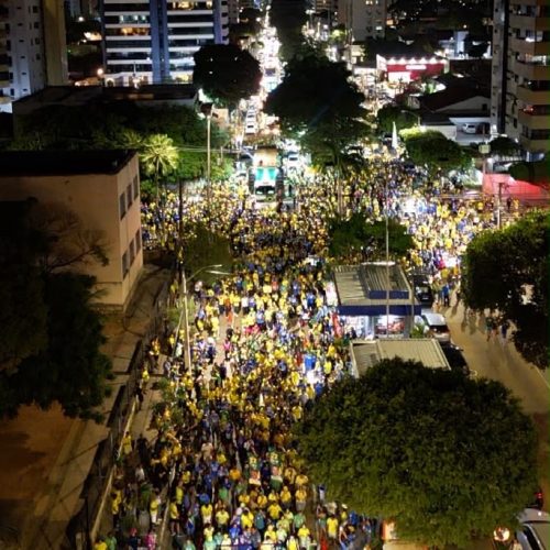 Bloco 22 arrasta multidão pelas ruas de Natal em apoio a Flávio Bolsonaro; nesta quinta será em Mossoró