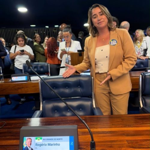 Samanda de Lula acompanha votação pelo fim da escala 6×1 e cobra presença de Flávio Bolsonaro e Rogério Marinho