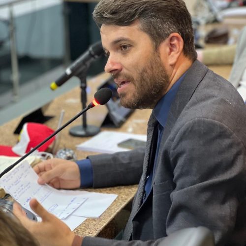 Vereador Fernando Guilherme solicita retirada de areia acumulada nas ruas do centro da cidade