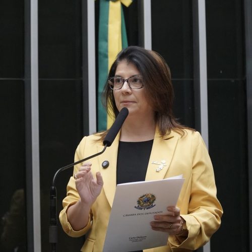 Carla Dickson denuncia Lula, PT e Acadêmicos de Niterói por improbidade, abuso de poder econômico e político