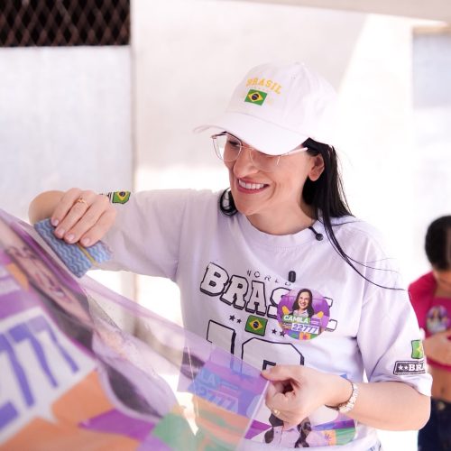 Camila inicia campanha com grande adesivaço em Natal