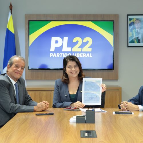 Deputada Federal Carla Dickson assina filiação ao PL em Brasília