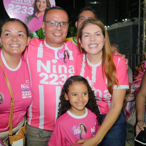 Nina Souza leva Onda Rosa 2233 à Vigília da Vitória no Largo do Atheneu