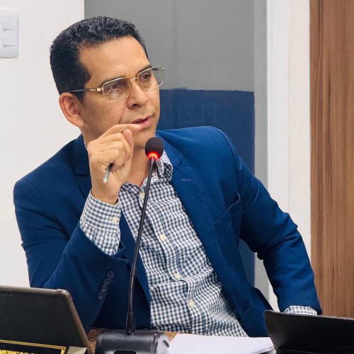 Vereador Professor Silvano Carlos cobra explicações sobre atraso na entrega de fardamentos escolares em João Câmara