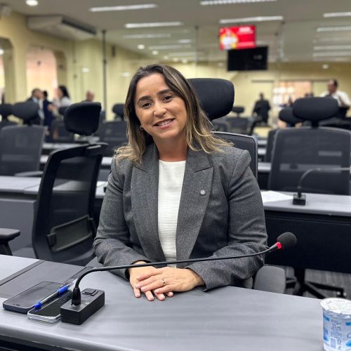 Câmara de Natal aprova projeto de Samanda que inclui autores potiguares nas escolas