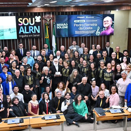 Divaneide Basílio homenageia o regente Padre Pedro Ferreira pelos 90 anos