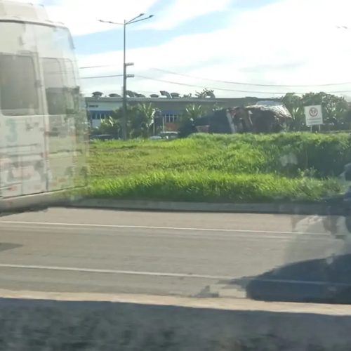 Caminhão tomba em viaduto de Parnamirim e provoca congestionamento na BR-101