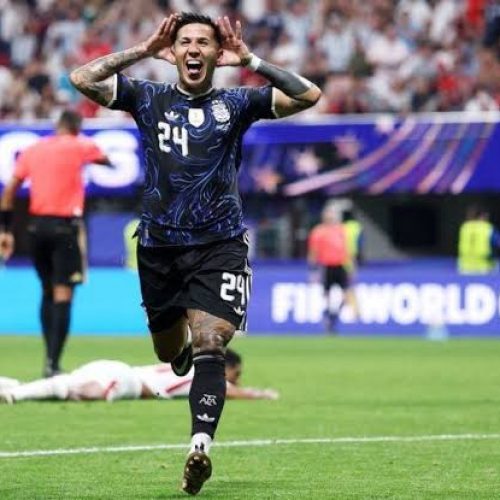 Argentina vira nos acréscimos, elimina a Inglaterra e vai à final da Copa