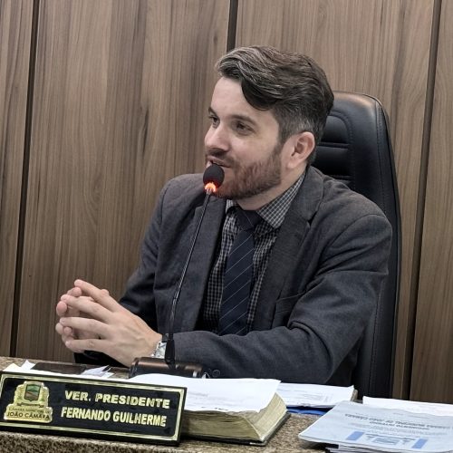 Vereador Fernando Guilherme solicita veículo adaptado para pacientes do CRIA e pavimentação ligando Barroso, Planalto e Vila Verde