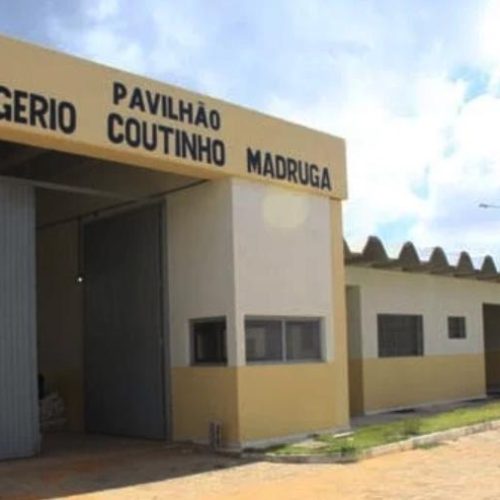 11 detentos seguem foragidos após fuga da Penitenciária Rogério Coutinho Madruga; forças de segurança fazem buscas