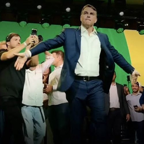 Assim como Lula, Flávio Bolsonaro pediu votos antes do prazo legal