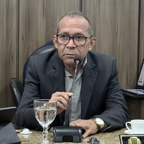 Vereador Daniel Enfermeiro reforça compromisso com morada nova e solicita recuperação do calçamento da comunidade