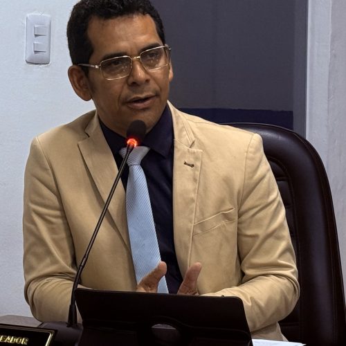 Vereador Professor Silvano Carlos solicita limpeza urgente na área da CONAB durante sessão ordinária