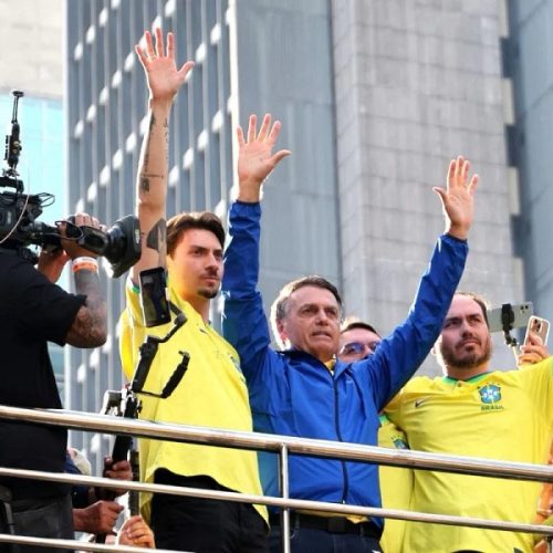 Moraes autoriza retomada de visitas de Carlos e Jair Renan a Bolsonaro; Flávio continua proibido