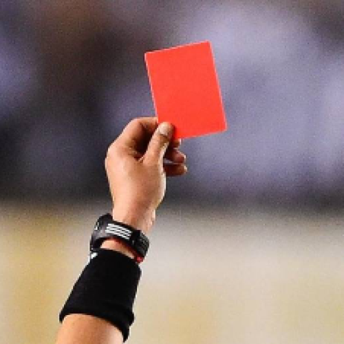 Fifa anuncia cartão vermelho para jogadores que taparem a boca em atos discriminatórios