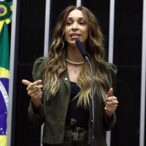 Deputada Erika Hilton aciona PGR contra lei que proíbe mulheres trans em banheiros