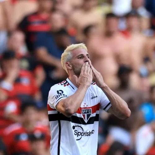 São Paulo vence de virada sobre atual campeão Flamengo e ameniza crise