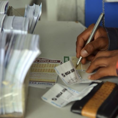 Mega-Sena acumula e pode pagar R$ 32 milhões na terça-feira (22)