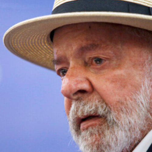 Lula faz primeira sessão de radioterapia após remover lesão na cabeça