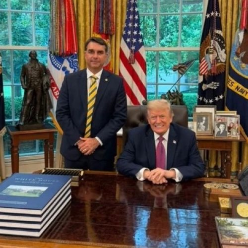 Flávio Bolsonaro é recebido por Trump na Casa Branca