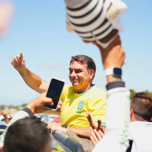 Flávio Bolsonaro intensifica críticas ao STF e promete renovação da Corte durante comício em Natal