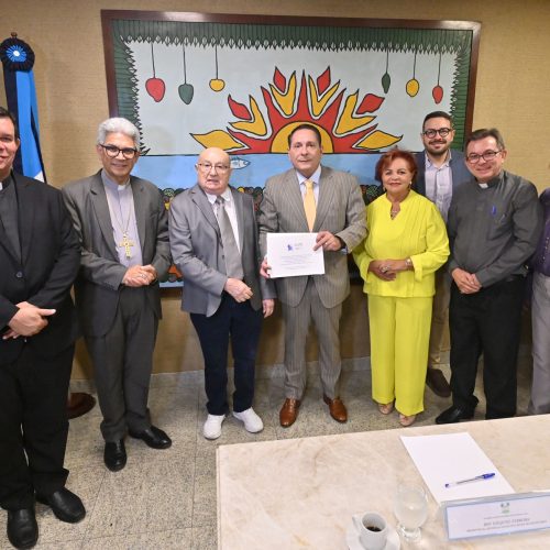 Ezequiel Ferreira recebe comissão da canonização de Padre João Maria