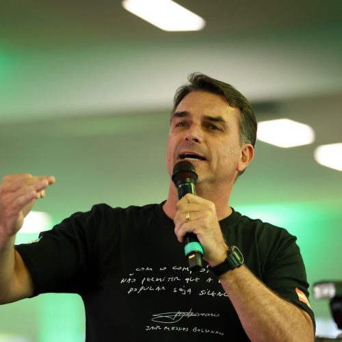 CHAPECO (SC) ,19/09/2026 - POLITICA-CAMPANHA -O Candidato a Presidencia Flavio Bolsonaro  visita a cidade de Chapeco  em Santa catarina em Campanha para sua Candidatura no centro de cultura e eventos Plinio Arlindo de Nez na tarde desae sabado (19).(Foto: Isabela Da Silva/Pera Photo Press/Estadão Conteúdo)