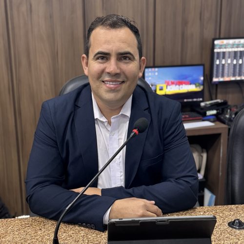 Vereador Guiguil solicita reparo na BR-406 e construção de banheiros públicos na praça de Queimadas