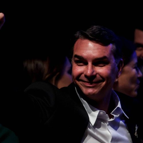 Favoritismo de Flávio Bolsonaro deflagra disputa prévia pelo comando da Fazenda