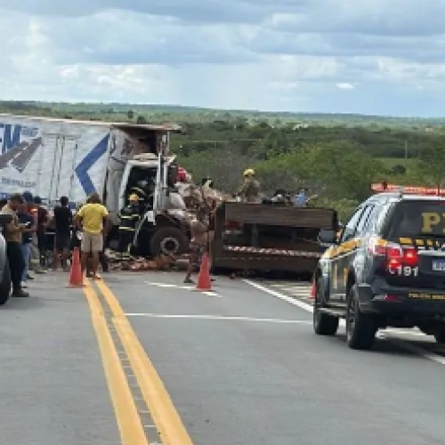 Colisão entre caminhões deixa morto e interdita BR-226 no interior do RN