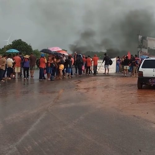Manifestação do MST bloqueia BR-101 próximo ao trevo de Touros/RN na manhã desta segunda (9)